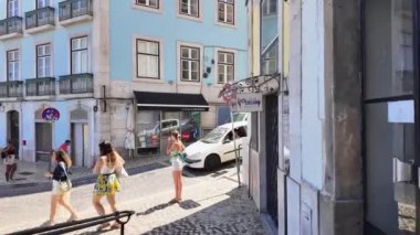 Canlı sokaklarında yürürken Lizbon 'un ünlü noktalarını ziyaret etmek.