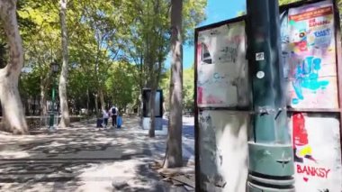 Lizbon 'un hareketli caddelerini gezen ziyaretçiler popüler eğlence merkezlerinin yakınında.