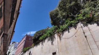 Lizbon sokakları turistlerin ünlü siteleri ziyaret etmesiyle canlanıyor.