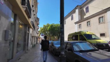 Lizbon 'un manzaralı sokaklarının ve turistik alanların keyfini çıkaran ziyaretçiler.