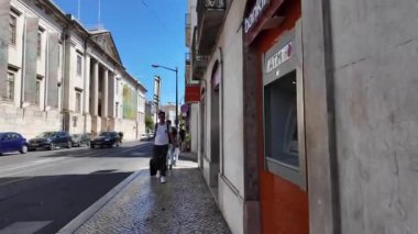 Lizbon 'un hareketli caddeleri ünlü mekanları ziyaret eden turistlerle dolu.