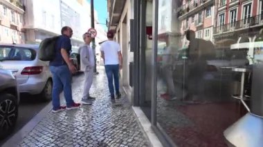 Meşgul Lizbon sokakları tanınmış turistlerle doludur..