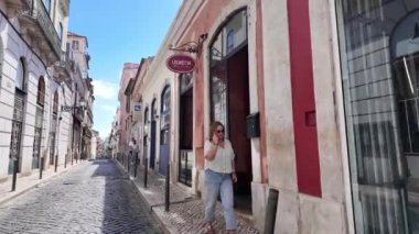 İnsanlar Lizbon 'un işlek caddelerini geziyor, ikonik yerleri ziyaret ediyorlar..