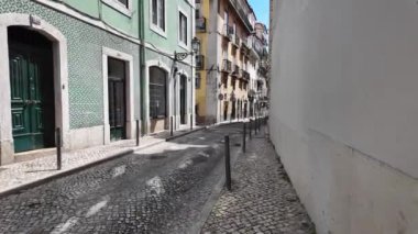 Lisbons 'un en ünlü caddeleri ve anıtlarının keyfini çıkaran turistler.