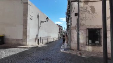 Lizbon 'un canlı sokakları, turistlerin en önemli kültür simgeleriyle dolu..