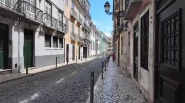 Lisbons 'un ünlü caddeleri gezici kalabalıklarla dolu..