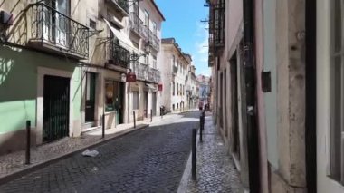 Lisbonların sokaklarının ve simgelerinin manzarası ve enerjisinin tadını çıkaran turistler.