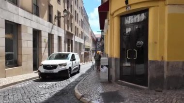 Lisbons 'un büyüleyici sokaklarında turistik alanlara doğru yürüyoruz..