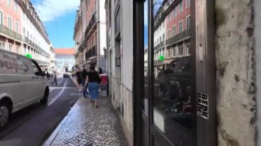 Lizbon sokakları, tarihi şehir turistleri ile dolu..