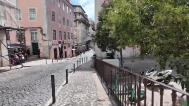 Lizbon 'da şehir keşfi, gezginlerin popüler simgeleri ziyaret etmesiyle başladı..