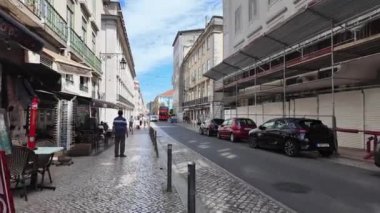 Lisbons sokaklarını gezen ziyaretçiler, manzaralarla dolu..