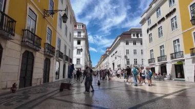 Lizbon 'un sokak görüntüleri, ziyaretçilerle birlikte kent simgeleri gösteriyor.
