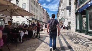 Lisbons 'un enerjisini, turistlerin ilgi odağı olan insanlarla yakalamak.