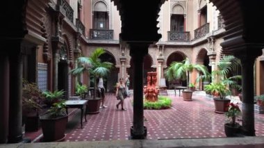 Lisbons 'u keşfeden turistler hareketli caddeler boyunca en çok ilgi çeken yerler oldular.