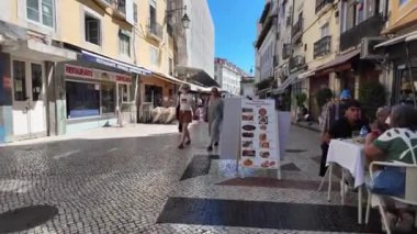 Lizbon sokakları ikonik simgeleri keşfeden ziyaretçilerle dolu..