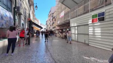 Lizbon 'da gezginlerin popüler yerleri ziyaret ettiği sokak sahneleri.