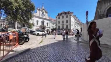 Lizbon 'un ünlü caddelerinde popüler turizm merkezleri sergileniyor.