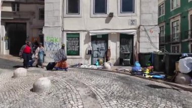 Lisbons sokaklarında turistler ikonik simgelerde duruyor.