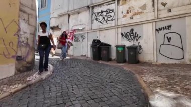 Lizbon sokaklarında yürürken, ünlü işaretler keşfediyorum..