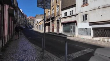 Lizbon 'u Keşfeden: ünlü simgeler ve kalabalık caddelerde ziyaretçiler.