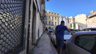 Lisbons 'un ünlü simgeleri ve caddelerinde yürüyen turistler.