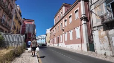 Büyük ilgi odağı turistlerin bulunduğu kalabalık Lizbon caddeleri.