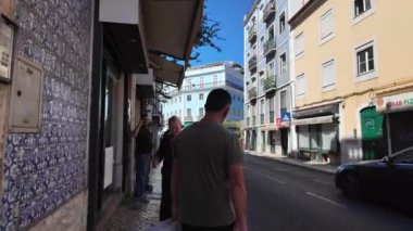 Lisbons caddelerinde yürüyor, simgesel simgeler alıyor..