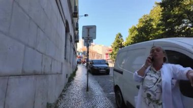 Lizbon 'u keşfeden insanlar: kültürel yapısını yürüyerek ziyaret ediyorlar.