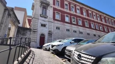 Lizbon 'un turist dolu sokakları manzaralı.