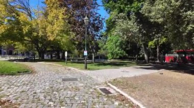 Lisbons 'daki insanlar şehir simgelerinin tadını çıkarıyorlar..