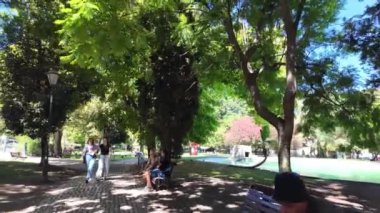 Lizbon sokaklarında halk simgelerini ziyaret eden insanların görüntüleri.