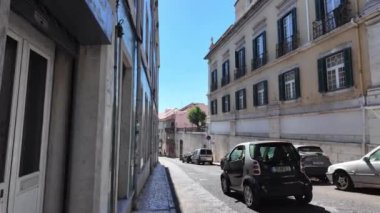 Lizbon 'u keşfeden turistler canlı caddeleri ve simgeleri boyunca.