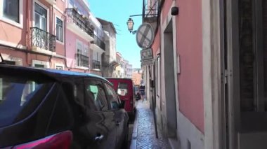 Lisbons ikonik sokaklarının ve hareketli atmosferin tadını çıkaran turistler.