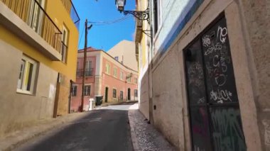 Lizbon 'un işlek sokakları, tarihi yerleri ziyaret eden insanlarla dolu..