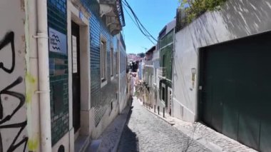 Lisbons 'un ünlü sokaklarının ve simgelerinin cazibesini yaşayan insanlar..