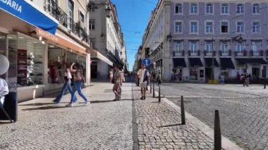 Lizbon 'u yürüyerek keşfetmek: popüler turizm yerleri ve sokaklar.