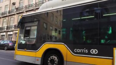 Lisbonlar turistlerle dolu şehir sokaklarında.