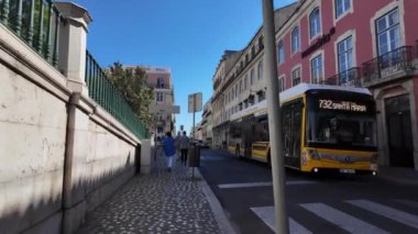 Lisbons 'u gezen turistlerin şehir sokaklarını gezdiği görüntüler.