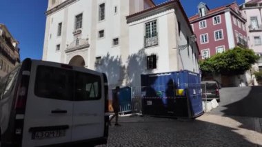 Lisbons caddelerini ve tarihi yerleri gezen turistler.