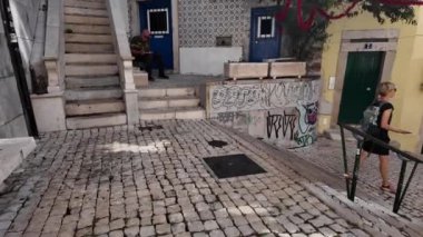 Lizbon 'un özünü sokaklarıyla yakalamak ve kalabalıkları ziyaret etmek.