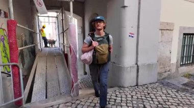 Lizbon 'un ikonik bölgelerinde turistlerin başlıkları.