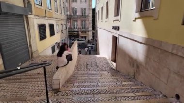 Video, Lizbon sokaklarının gezici kalabalıklarıyla enerjisini yakalıyor.