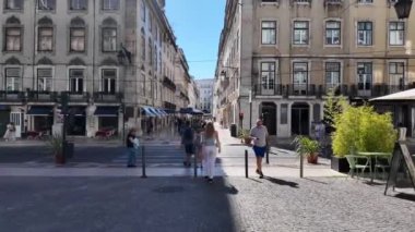 Lizbon 'da şehir turu yapan insanların görüntüleri..