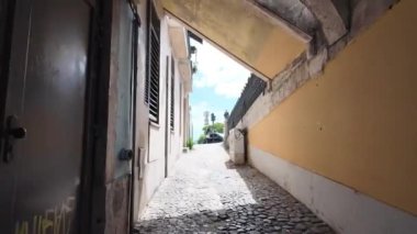 Lizbon 'un tarihi sokakları meraklı gezginlerle doludur..