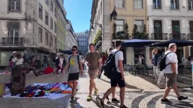 Lizbon 'un enerjisini kent simgeleri ve turist ziyaretleriyle yakalamak.