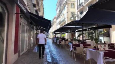 Lizbon 'un sokak seviyesindeki manzarası turistlerle dolu.