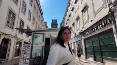 Lizbon 'da gezginler ikonik sokaklarını keşfediyorlar..