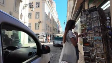 Lizbon 'un canlı sokaklarının ve tarihi eserlerinin tadını çıkaran turistler.