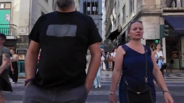 Lizbon 'un sokaklarında yerli halk ve ziyaretçilerin yer aldığı kentsel önemler.