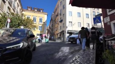 Lisbons sokaklarının cazibesi ziyaretçilerle doludur..